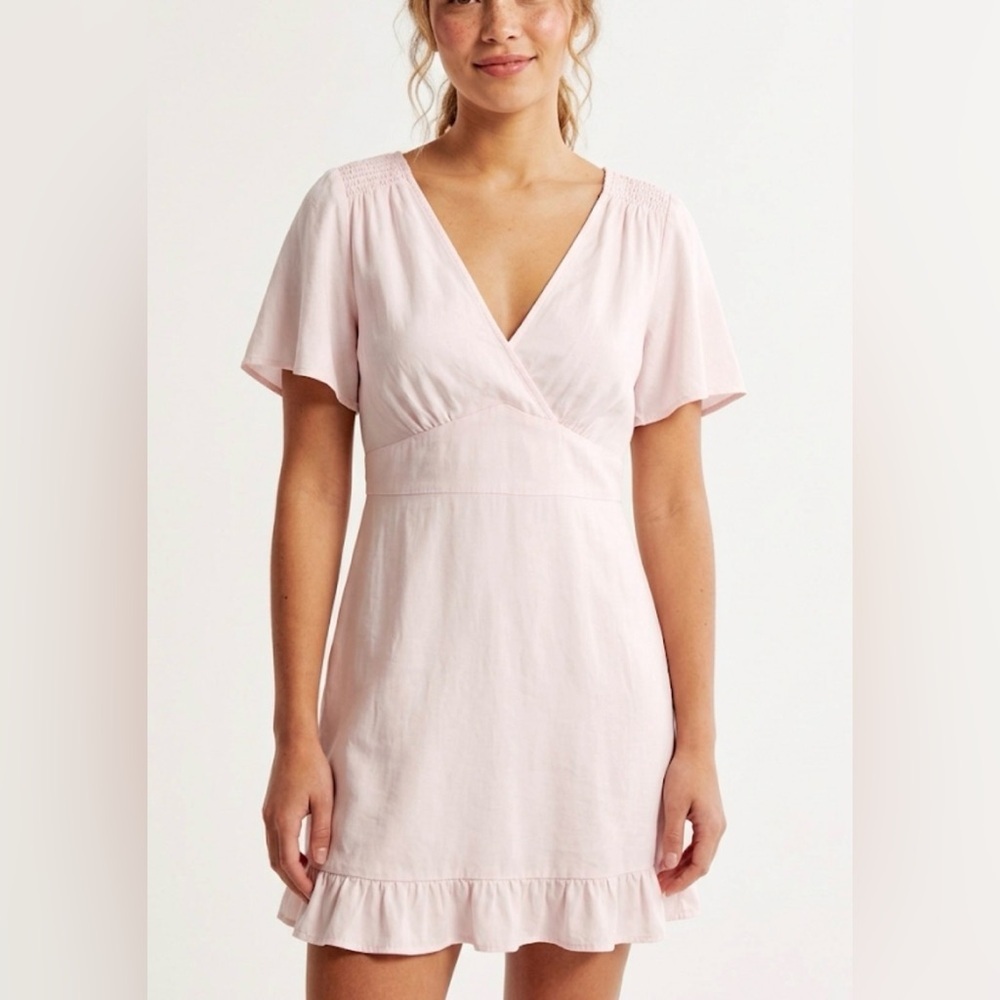 Abercrombie &‎ Fitch Pale Pink Smocked Back V-Neck Ruffle Hem Mini Dress Size M